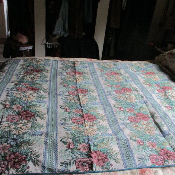 52"  x72" Tapestry Tablecloth- Gorgeous! - Picture 3 of 5
